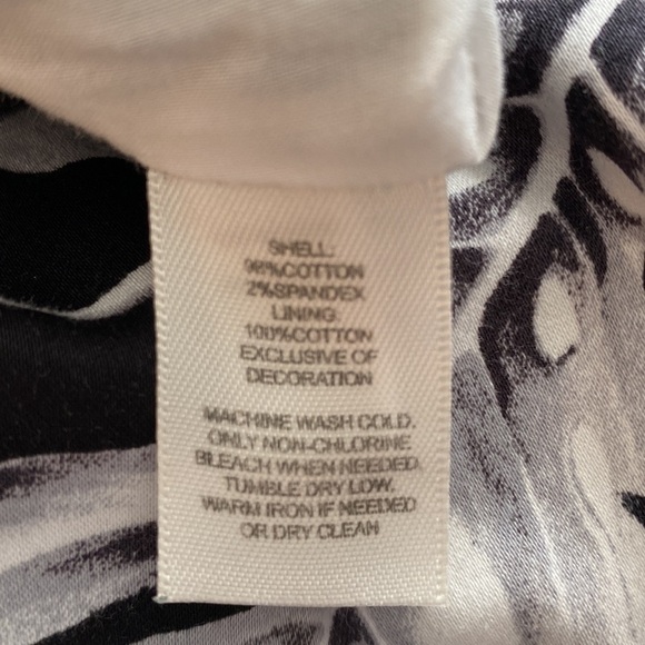 White House Black Market black and white floral dress. Pleated style. Size 8
Ch - Picture 13 of 13